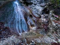Wasserfall Fächer mit Becken davor.